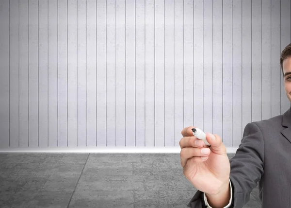 Un hombre de negocios sonriente sosteniendo un marcador — Foto de Stock