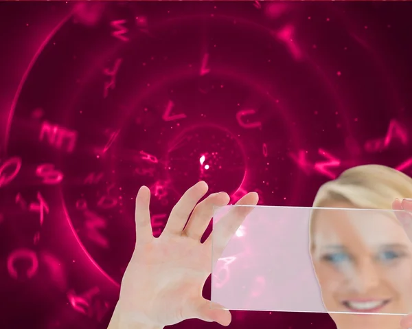 Blonde Ärztin mit virtuellem Bildschirm — Stockfoto