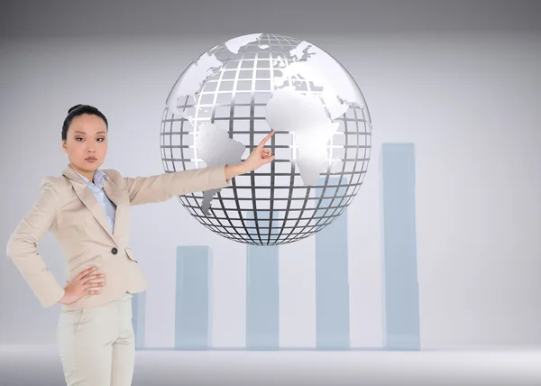 Композитне зображення невпинної азіатської бізнес-леді, що вказує — стокове фото