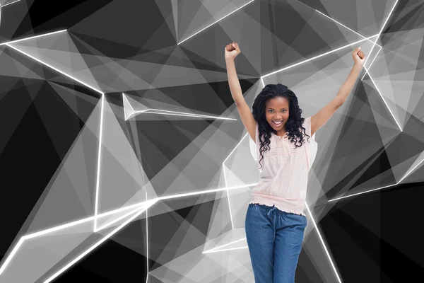 Jeune femme heureuse se tient avec ses mains dans l'air — Photo