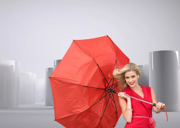 漂亮魅力女人持有一把破的伞 — 图库照片