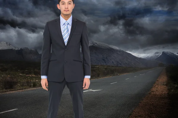 Samengestelde afbeelding van ernstige Aziatische zakenman — Stockfoto