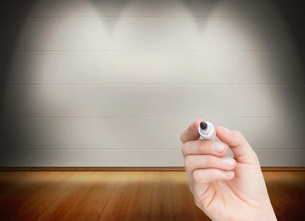 Vrouwelijke hand met zwarte whiteboard marker — Stockfoto