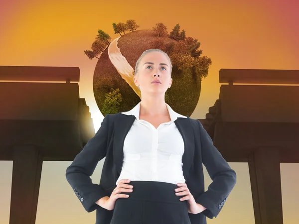 Kobieta stojąc z rękami na biodrach — Zdjęcie stockowe