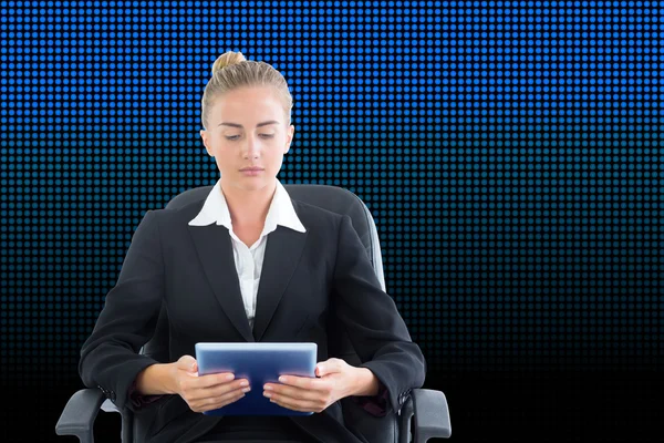 Zakenvrouw zittend op een bureaustoel met Tablet PC — Stockfoto