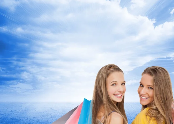 Deux jeunes femmes avec des sacs à provisions — Photo