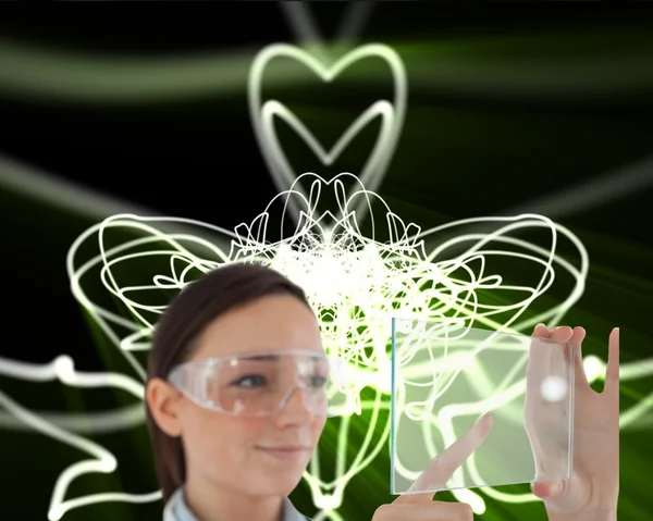 Doctor in de beschermende bril bedrijf virtuele scherm — Stockfoto