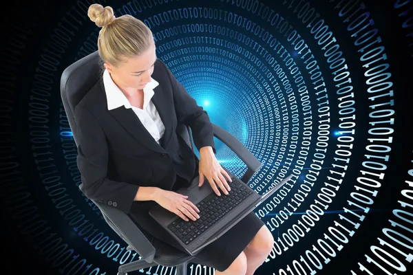 Бизнесмен сидит на вращающемся стуле с ноутбуком — стоковое фото