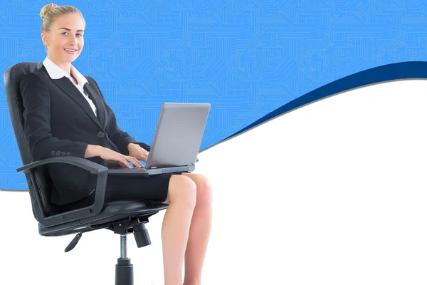 Image composite de femme d'affaires assise dans une chaise pivotante avec la — Photo