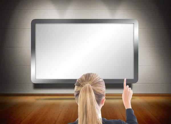 Femme d'affaires blonde pointant vers l'écran — Photo