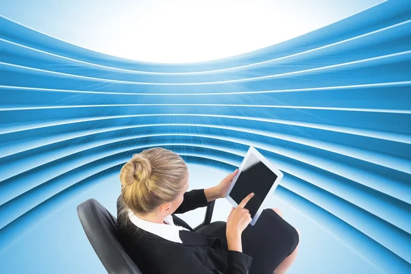 Podnikatelka na otočná židle s tabletem — Stock fotografie