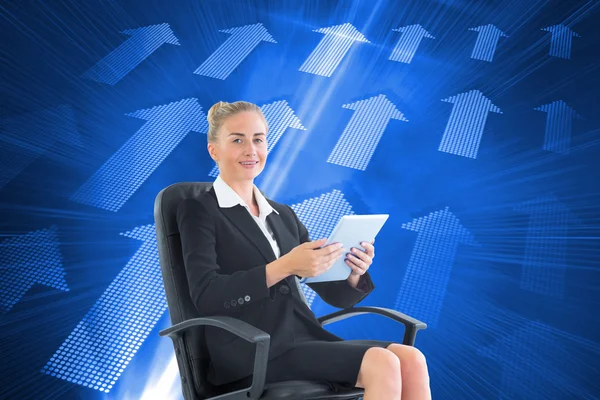 Kobieta siedzi na Krzesło obrotowe z tabletem — Zdjęcie stockowe