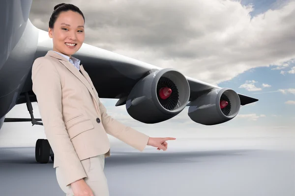 Compuesto imagen de sonriente asiática mujer de negocios señalando — Foto de Stock