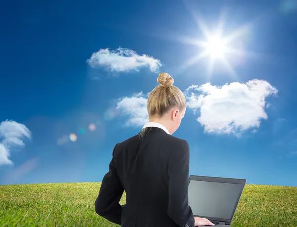 Blonde Geschäftsfrau mit Laptop — Stockfoto