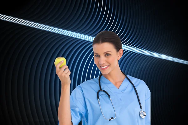 Feliz cirujano sosteniendo una manzana y sonriendo —  Fotos de Stock