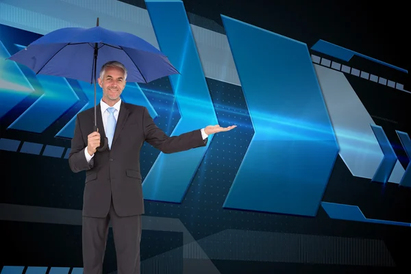Uomo d'affari con ombrello blu in mano — Foto Stock