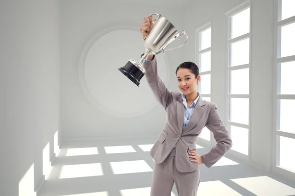 Geschäftsfrau zeigt eine Tasse — Stockfoto