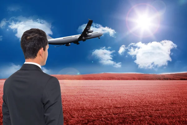 Verbundbild eines 3D-Flugzeugs, das über dem Feld abhebt — Stockfoto