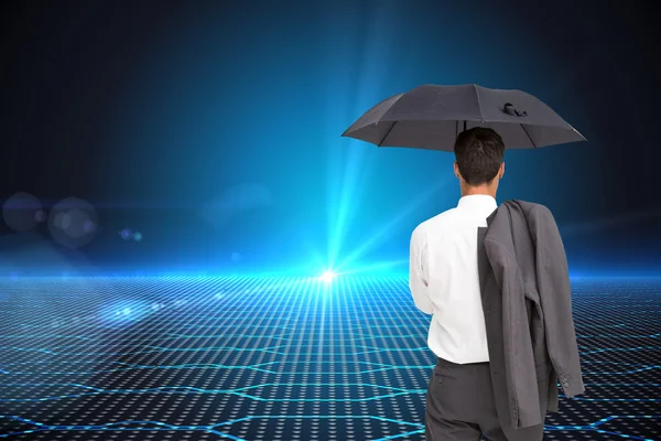 Imagen compuesta del hombre de negocios de pie detrás de la cámara que sostiene el paraguas — Foto de Stock