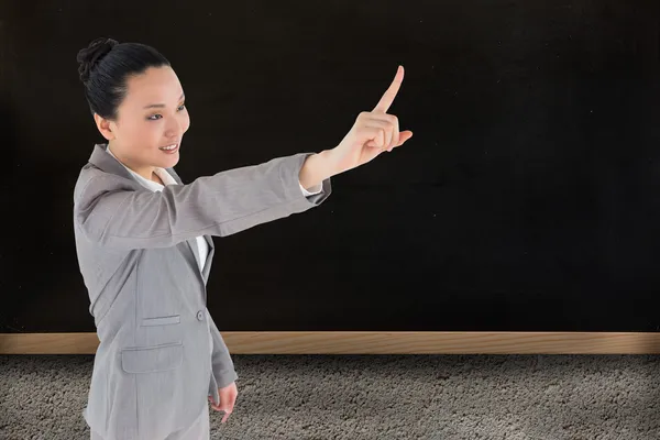 Sammansatt bild av leende asiatisk affärskvinna pekar — Stockfoto