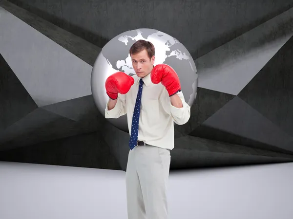 Бизнесмен в боксёрских перчатках готов к бою — стоковое фото