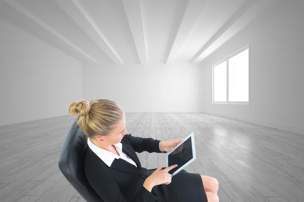 Kompositbild einer Geschäftsfrau, die auf einem Drehstuhl mit — Stockfoto