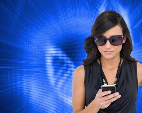 Concentrated brunette wearing sunglasses texting — Stock Photo, Image