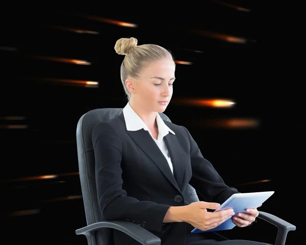 Блондинка-бизнесвумен сидит на вращающемся стуле с планшетом — стоковое фото