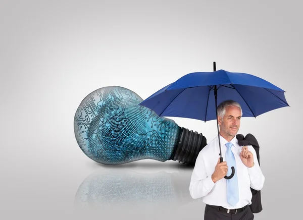 Maduro empresário segurando um guarda-chuva — Fotografia de Stock