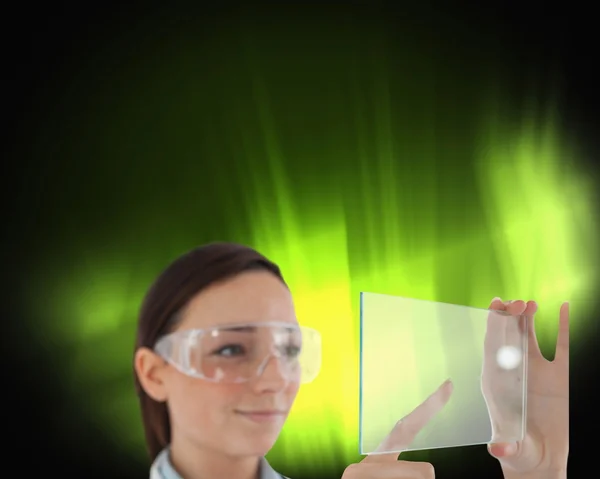 Μελαχρινή γιατρός σε προστατευτικά γυαλιά, κρατώντας την εικονική οθόνη — Φωτογραφία Αρχείου