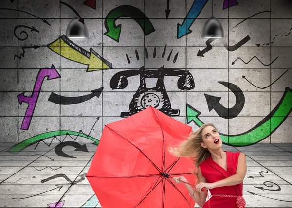 Mooie vrouw dragen rode jurk bedrijf paraplu — Stockfoto