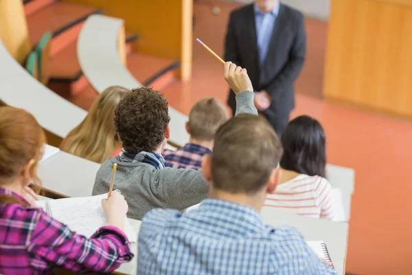 学生坐在学院报告厅 — 图库照片