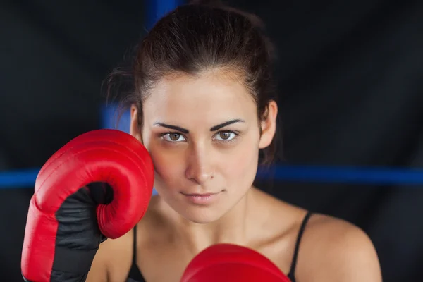 Närbild porträtt av en vacker kvinna i röd boxningshandskar — Stockfoto