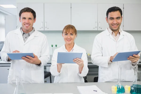 Científicos que usan tabletas en el laboratorio — Foto de Stock