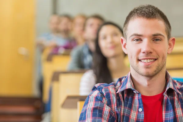 Bliska młodych studentów siedzi w klasie — Zdjęcie stockowe