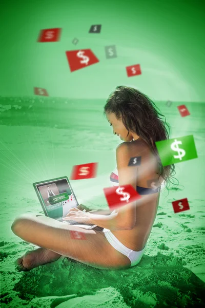 Vrouw in bikini online gokken in groen licht — Stockfoto