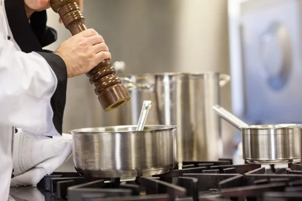 Capo chef cibo aromatizzante con pepe — Foto Stock