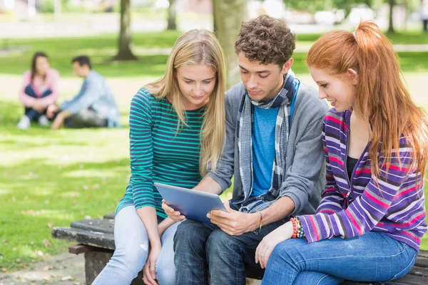 Studenten nutzen Tablet-PC im Park — Stockfoto