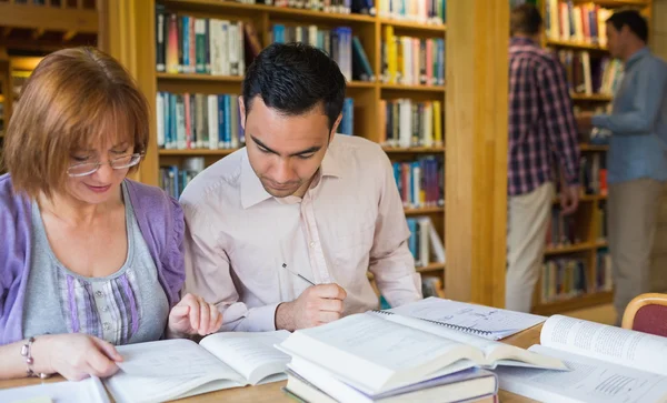 Mature students in the library — Stock Photo, Image