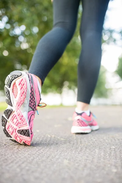 Imagen de cerca de zapatillas de running rosas —  Fotos de Stock