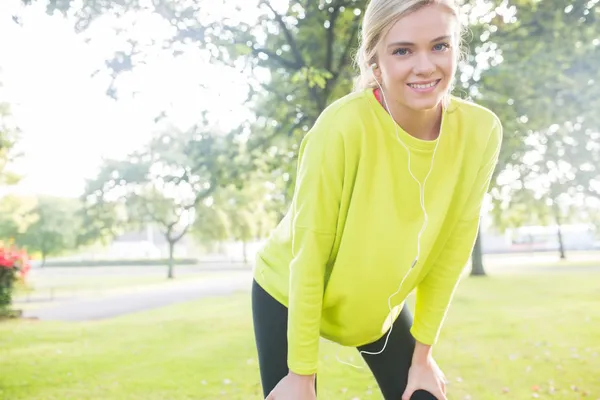 Aktiva glad blondin pausa efter en körning — Stockfoto