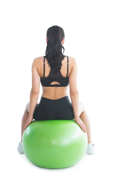 Smal ponytailed kvinna sitter på en övning boll — Stockfoto
