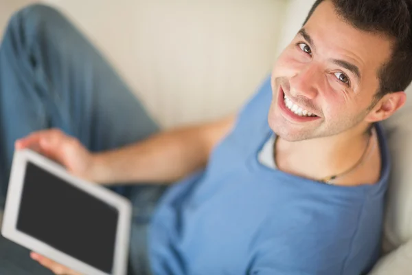 Hög vinkel syn på casual leende man använder tablet — Stockfoto