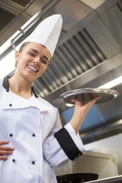 Joven alegre chef sosteniendo bandeja —  Fotos de Stock