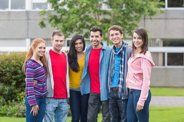 Retrato de grupo de estudiantes universitarios en el parque — Stock fotografie