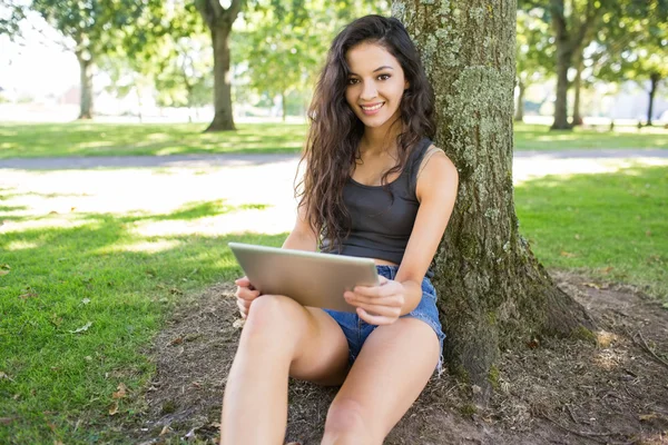 Casual feliz morena sentado celebración tableta — Foto de Stock