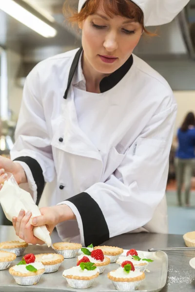 Chef chefe bastante concentrado preparando sobremesa — Fotografia de Stock