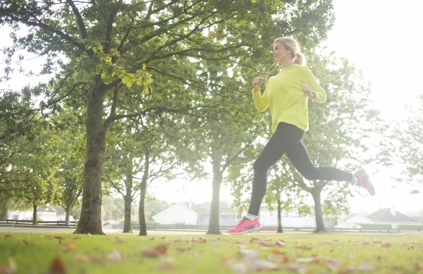 Aktiva vackra blonda jogging — Stockfoto