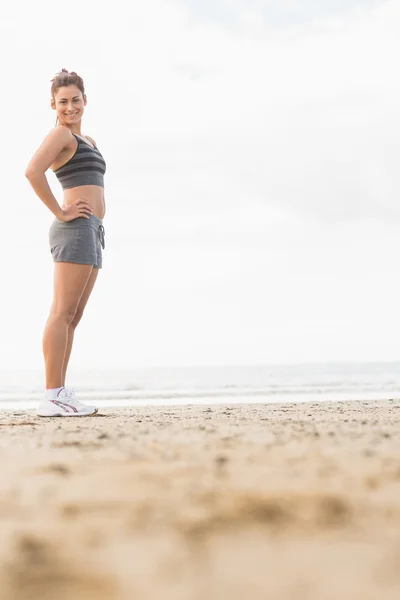 Atractiva mujer delgada posando en la playa —  Fotos de Stock