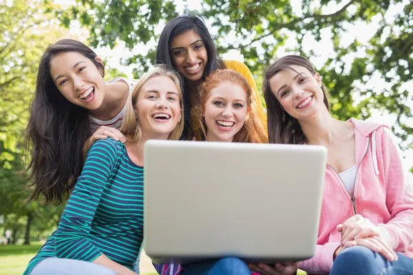 Retrato de meninas universitárias usando laptop no parque — Fotografia de Stock